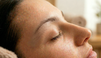 Gros plan sur une repousse naturelle de sourcils fins restructurés chez une femme.