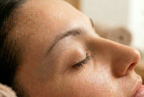 Gros plan sur une repousse naturelle de sourcils fins restructurés chez une femme.