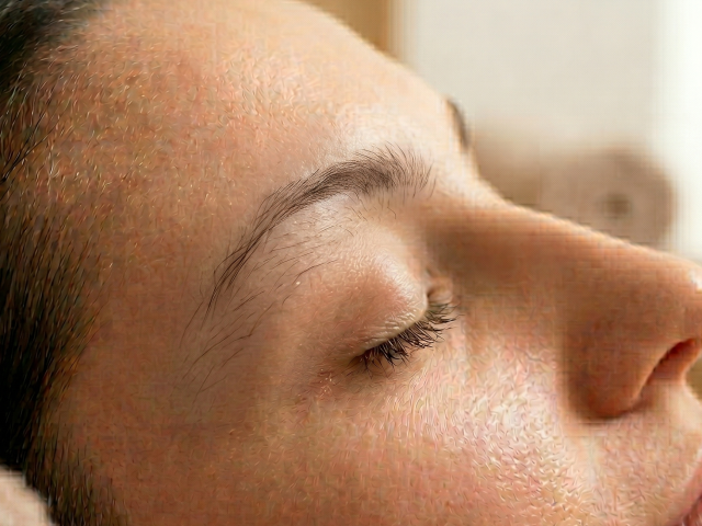 Gros plan sur une repousse naturelle de sourcils fins restructurés chez une femme.